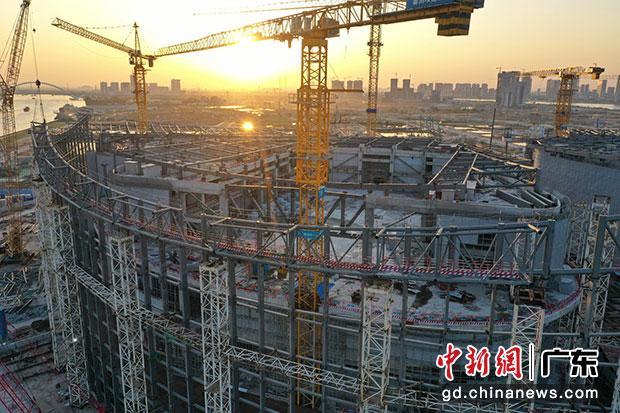 国际会议中心立面柱网与屋面环桁架完成拼接中国能建葛洲坝建设公司供图