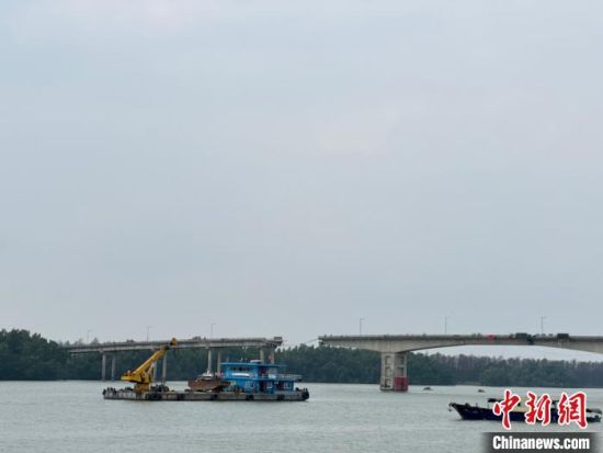 广州一大桥被撞断裂 当地多举措保障受影响民众生活